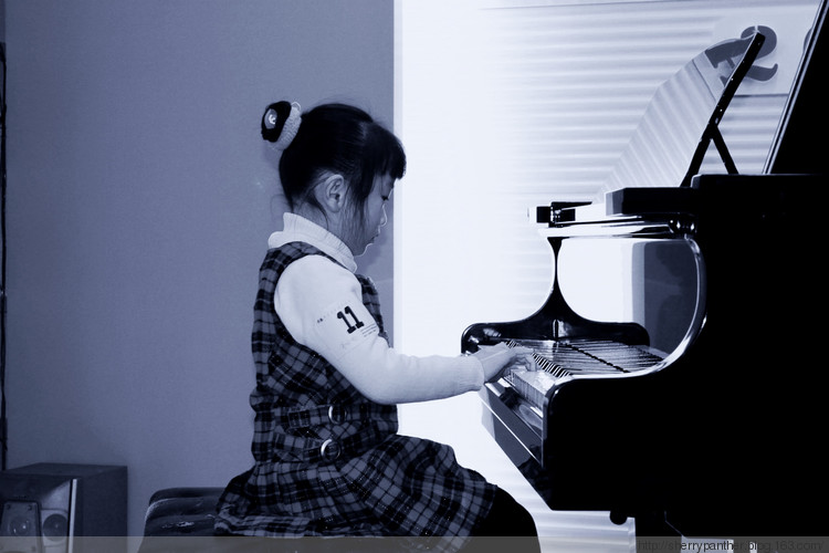 孩子正在学习钢琴让她跳级考试好么