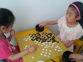 想给孩子参加个围棋培训班孩子下围棋有什么具体的好处吗